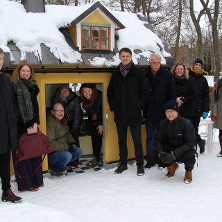 Tjänstepersoner och politiker framför Fru Råttströms konditori.