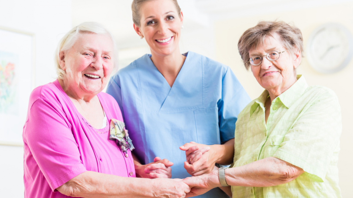 Sjuksköterska med två äldre damer