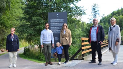 Ylva Thörn, Prins Carl Philip, prins Gabriel, prinsessan Sofia, Mats Nilsson och Marita Skog vid skylten som kännetecknar ingången till naturreservatet i Säterdalen.