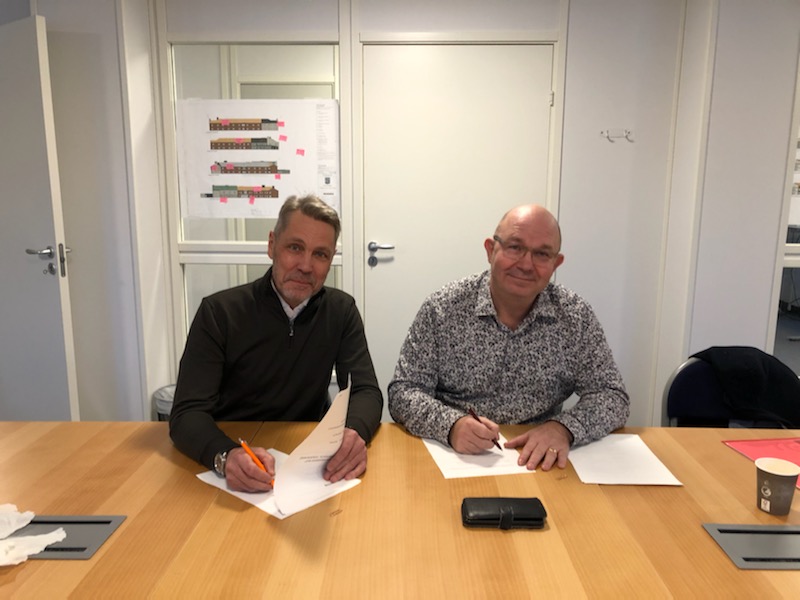 Håka Wigholm och Mats Nilsson signerar.