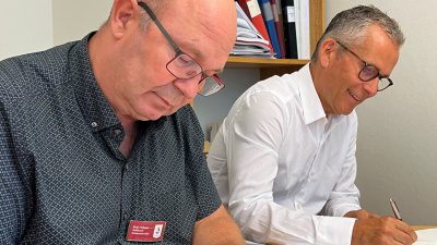 Mats Nilsson och Krister Karlsson signerar avtal för förskola och bostäder.