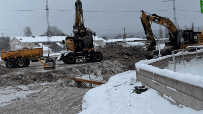 Grävmaskiner som gräver för ett VA-arbete vid Salutorget i Säter.