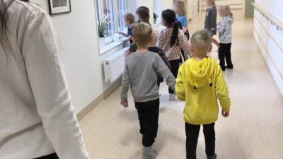 En grupp barn går i en korridor
